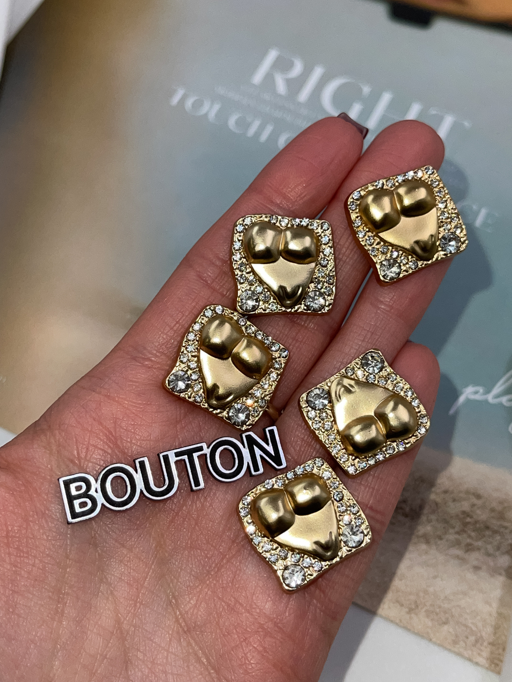 Пуговицы Скиап. квадратные в стразах с рельефом тела матовое золото