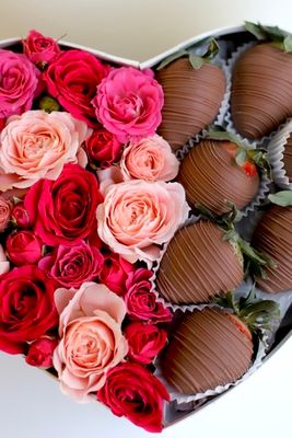 СЕРДЦЕ с розами и клубникой в шоколаде