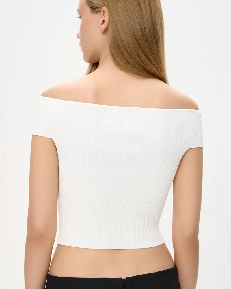 Топ трикотажный с открытыми плечами и короткими рукавами