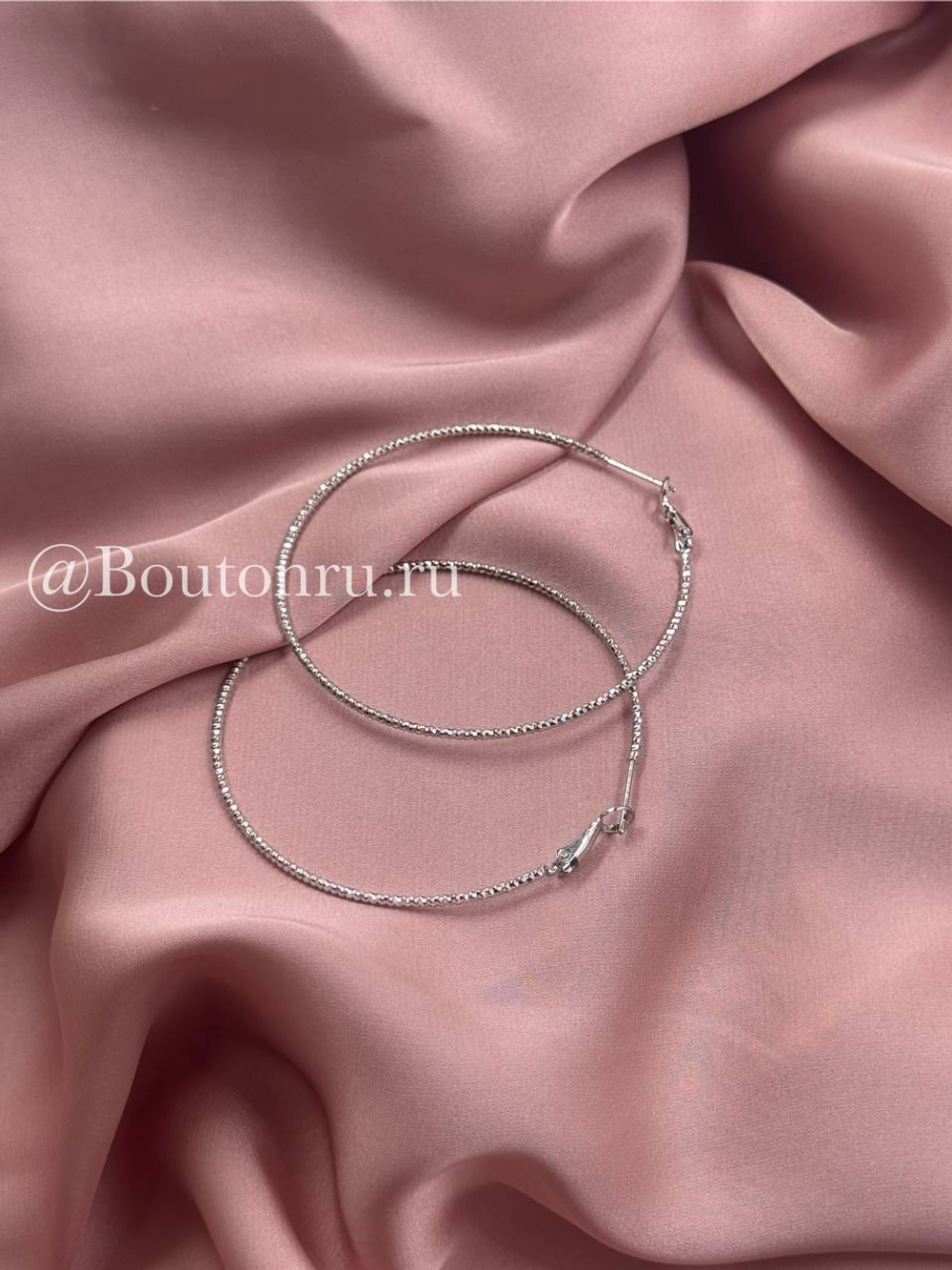 Серьги тонкие кольца серебристые с гранями