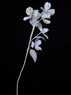 Веточка с листьями кизила с серебром 72см ChristmasDeLuxe белая