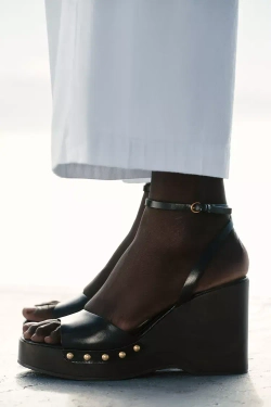 ZARA БОСОНОЖКИ НА ПЛАТФОРМЕ С ЗАКЛЕПКАМИ, ЧЕРНЫЙ