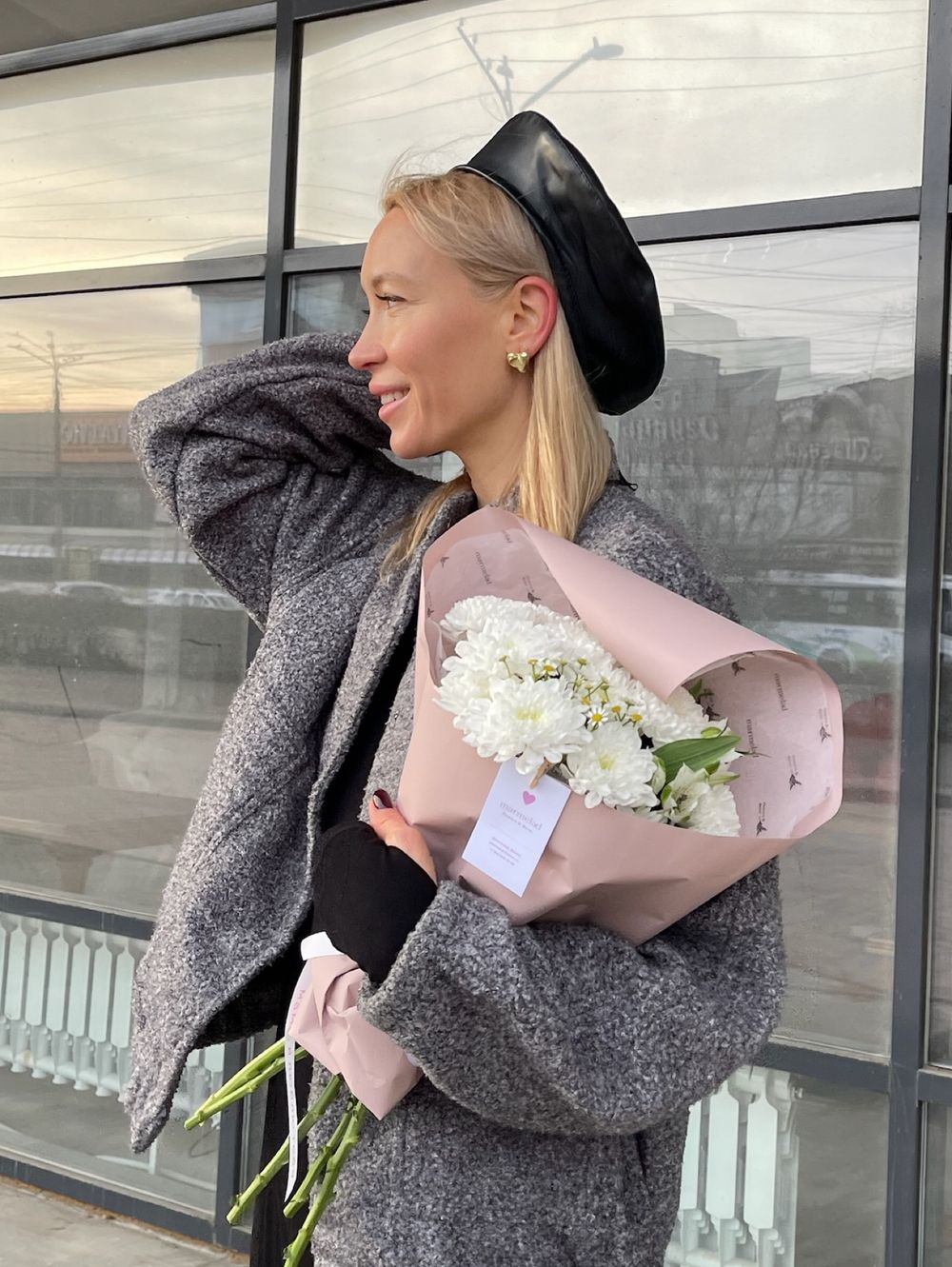 Авторский кулек из хризантемы, ромашки и альстромерии