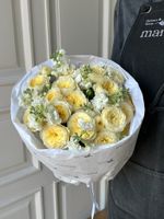 Букет сборный из кустовых пионовидных роз и маттиолы