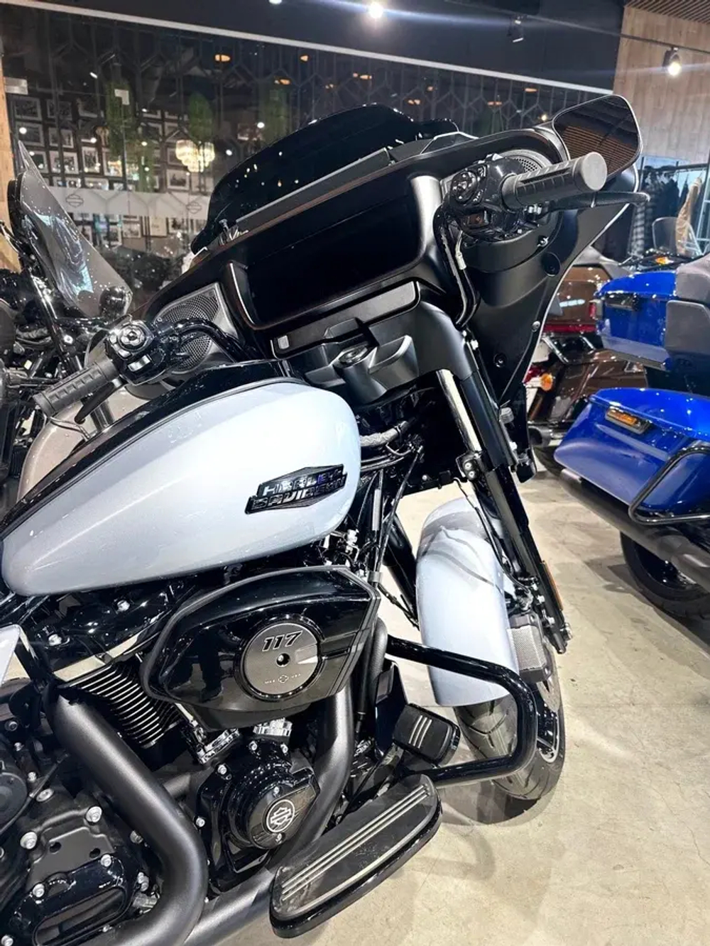 Harley-Davidson Street Glide 117 ATLAS SILVER METALLIC (BLACK TRIM) с НДС