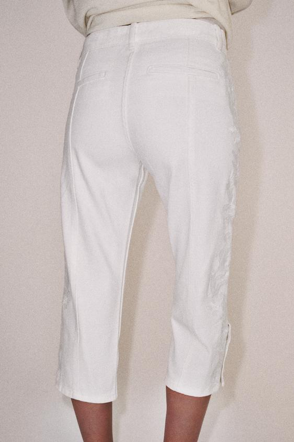 ZARA ДЖИНСЫ КАПРИ СО СРЕДНЕЙ ПОСАДКОЙ И ВЫШИВКОЙ — ZW COLLECTION, ЭКРЮ