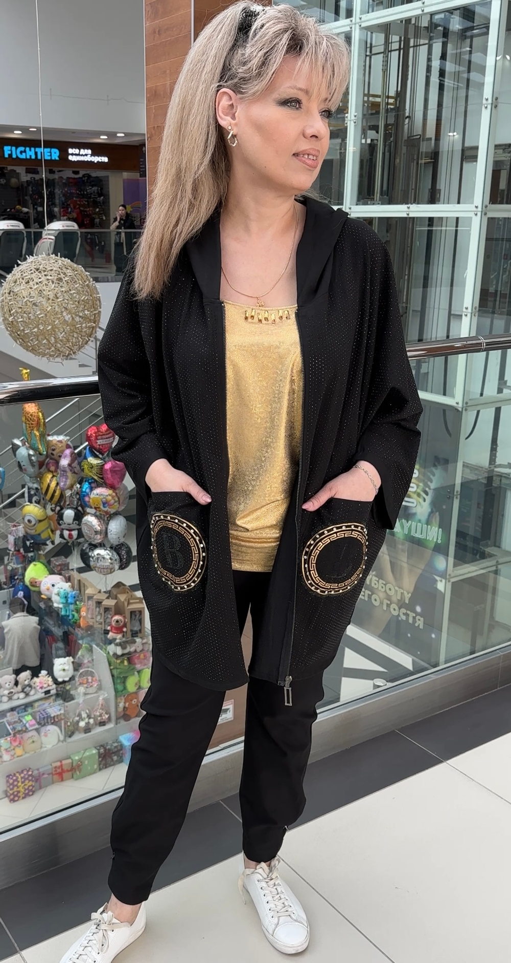 Черный жакет со стразовым принтом
