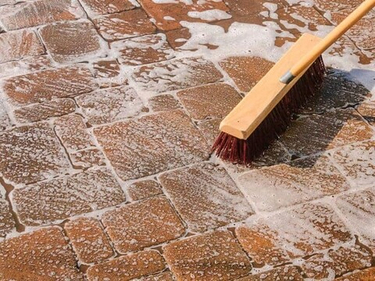 Тротуарная плитка в условиях межсезонья: как избежать скольжения и луж