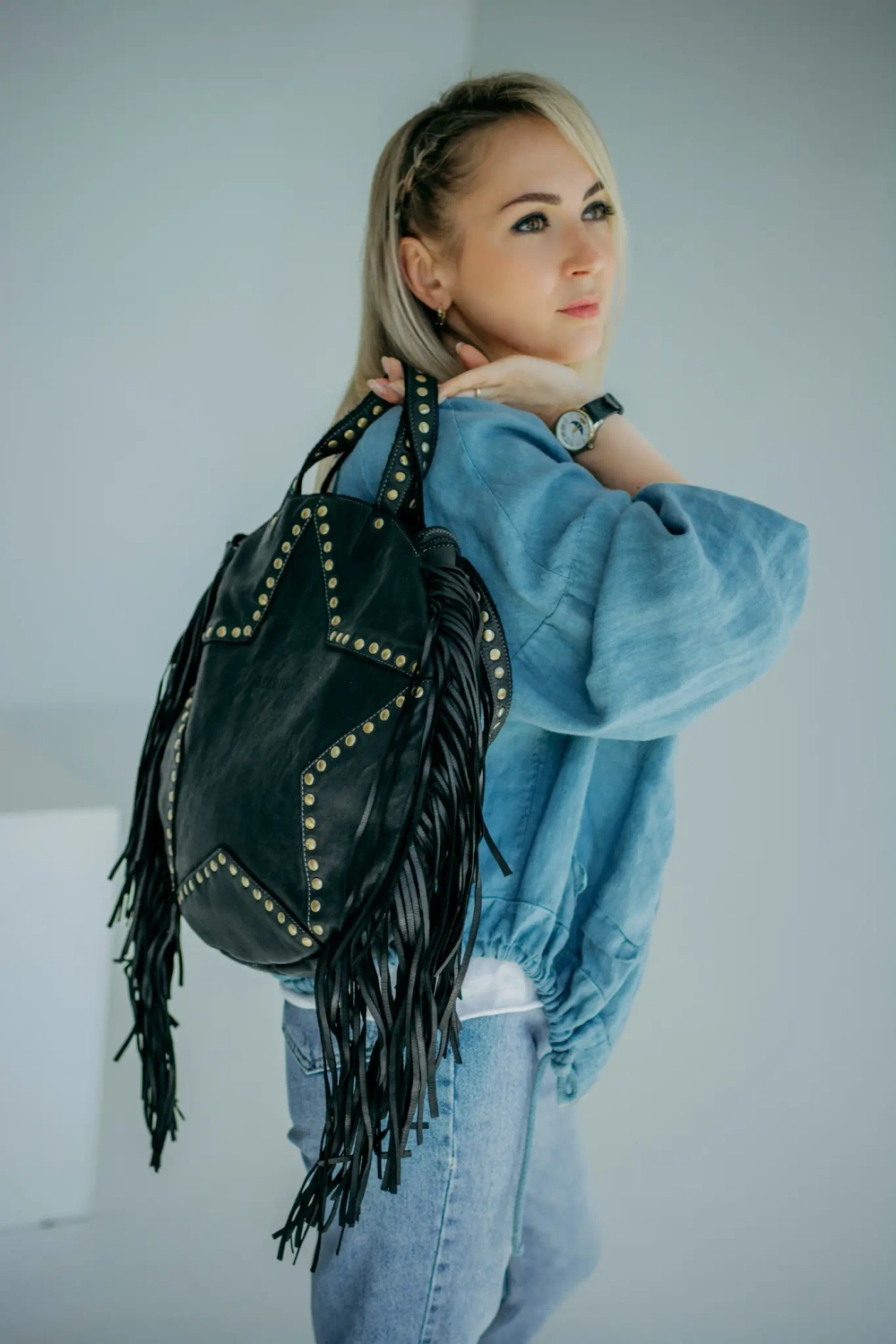 Женская сумка из натуральной вареной кожи с бахромой и заклепками цвет Black