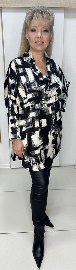 Тонкая черно-белая туника с хомутом и подвеской