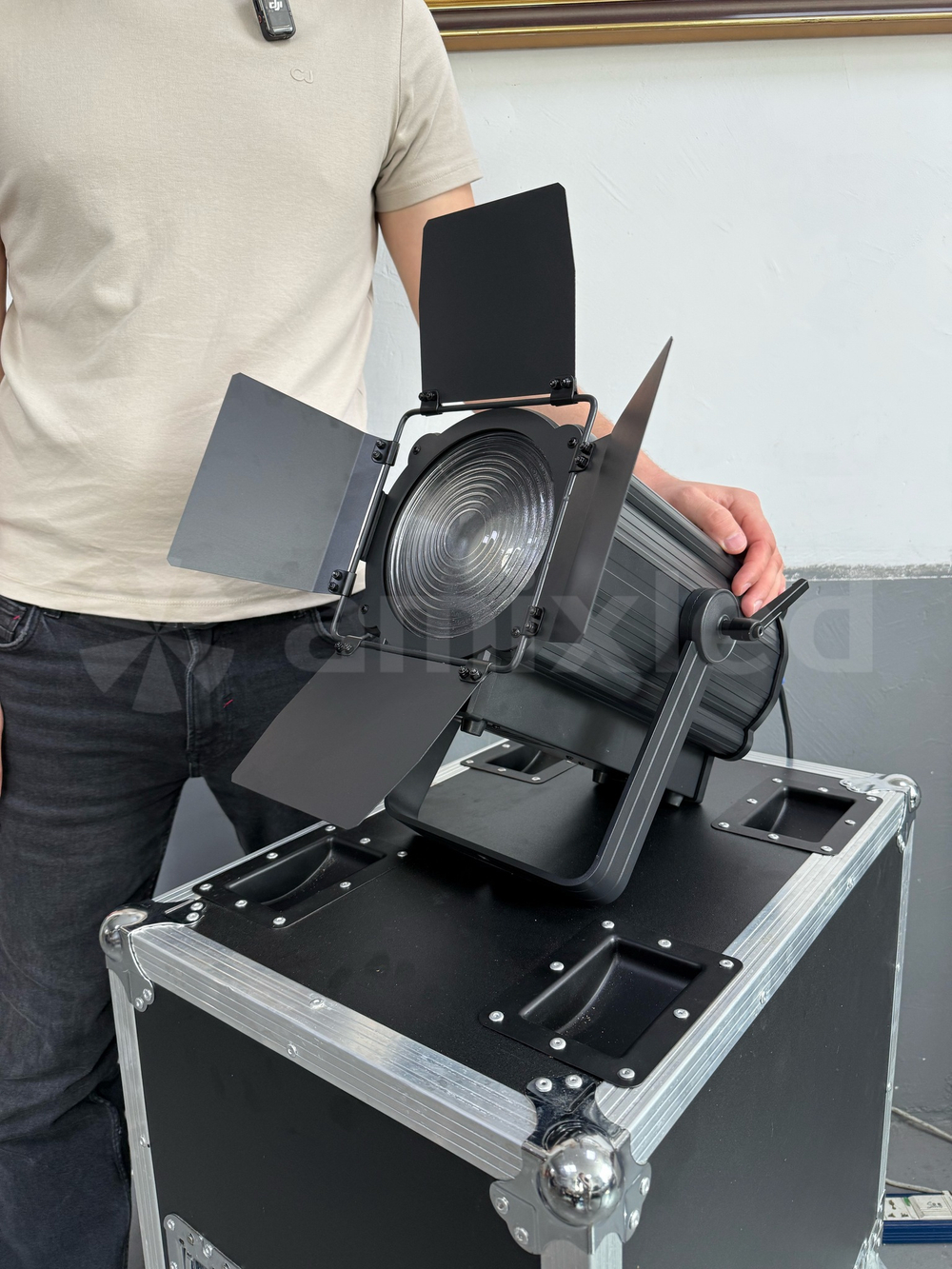 Прожектор с лизой френеля Amixled 100 ZOOM FRESNEL