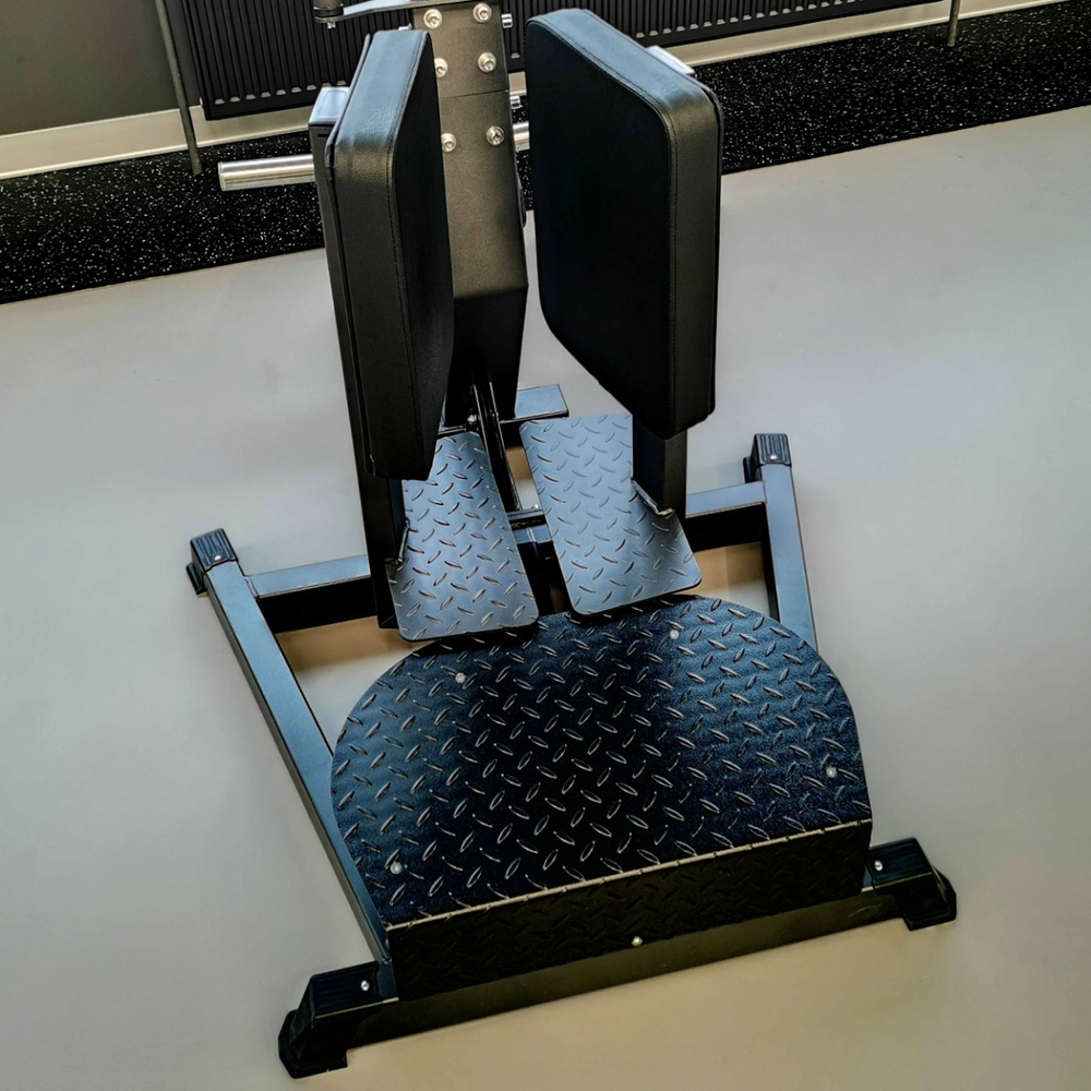 D982 Разведение ног стоя, рычаги серые*