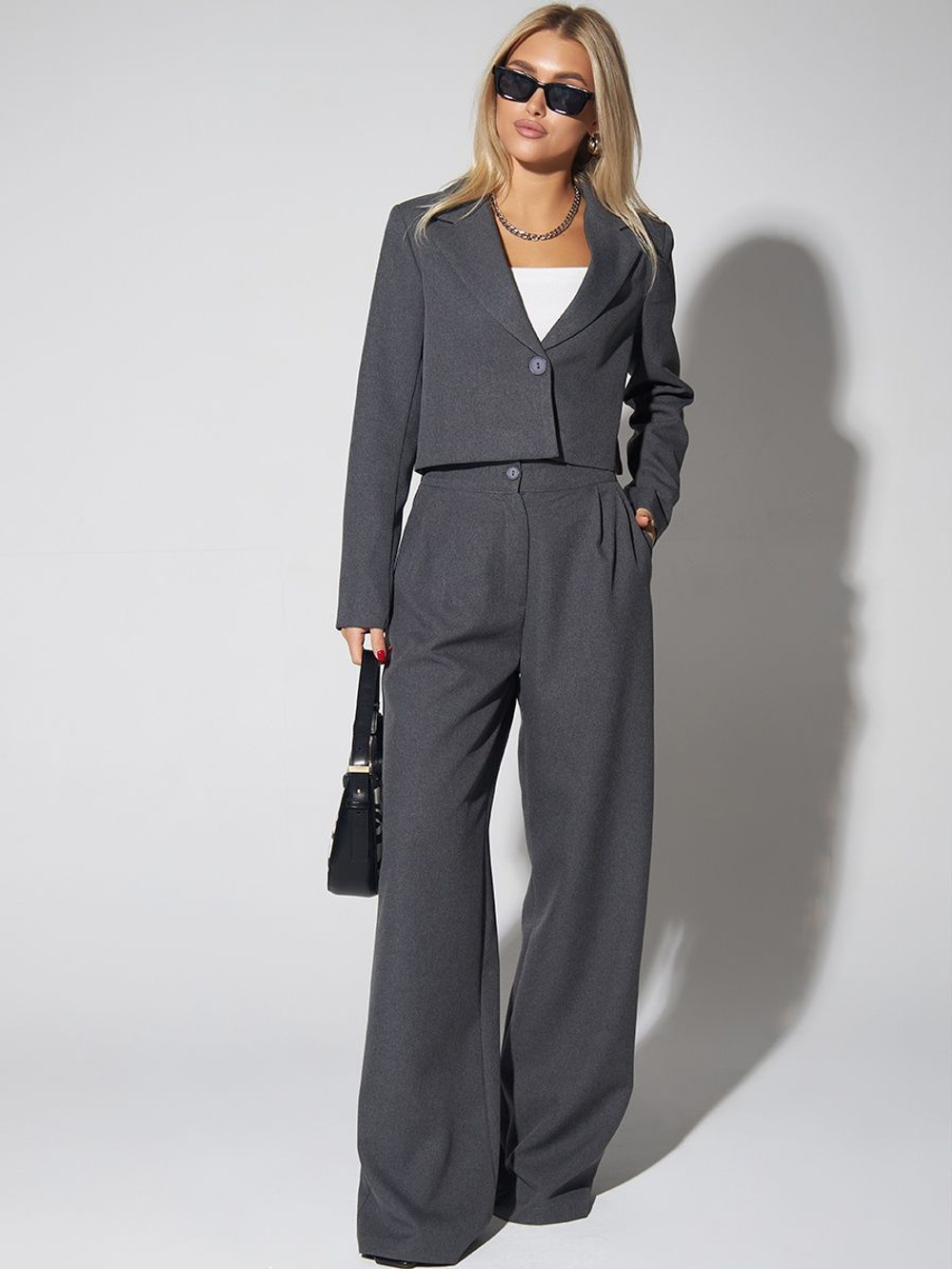 Костюм деловой брючный с укороченным пиджаком бежевого цвета