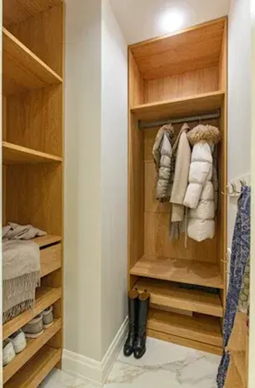 Угловой шкаф для прихожей из натурального дерева