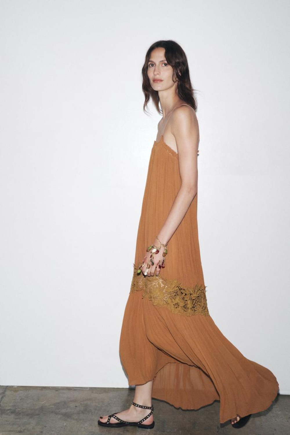 ZARA ЖАТОЕ ПЛАТЬЕ С ВЫШИВКОЙ — ZW COLLECTION, КОРИЧНЕВЫЙ