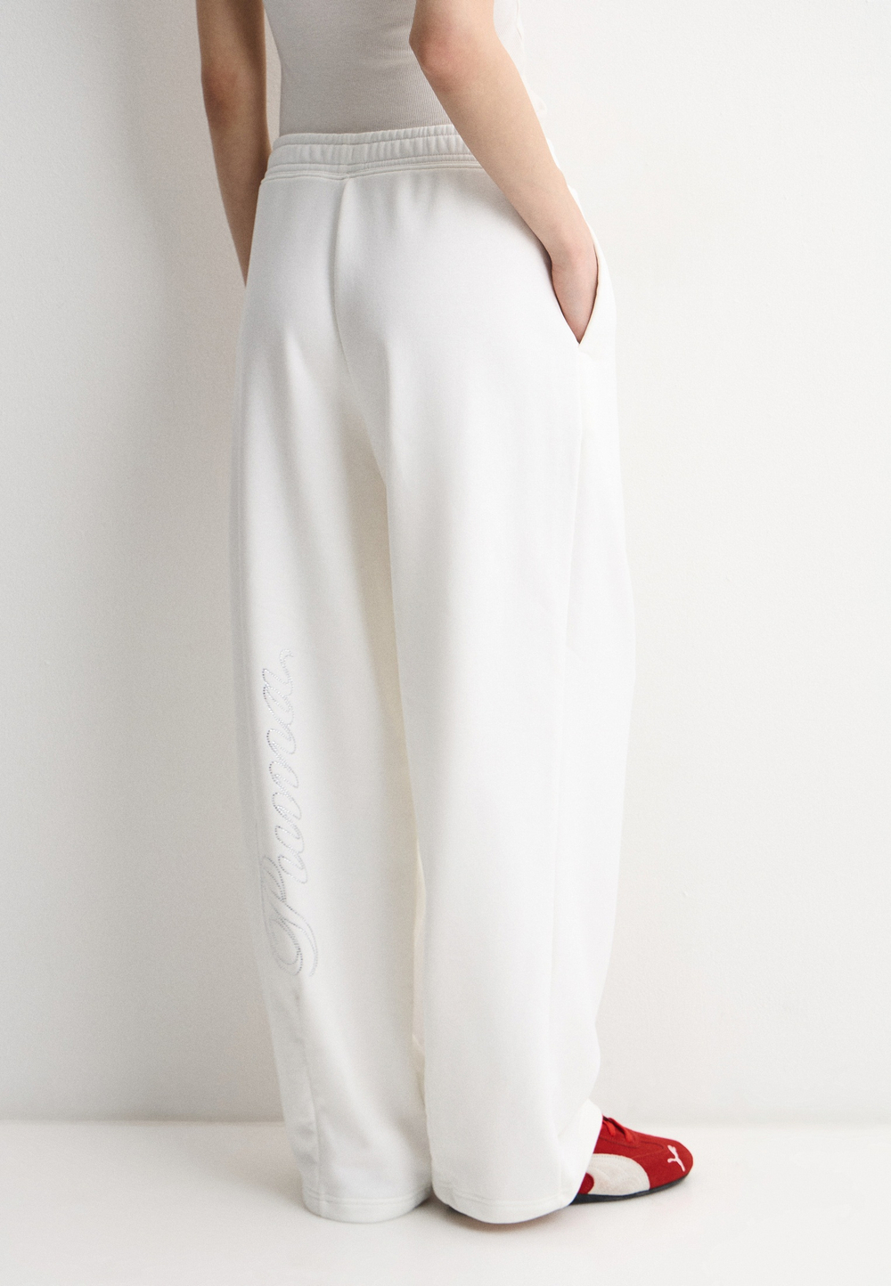 Брюки спортивные женские PUMA ESS GRAPHIC LEO LUXE Bedazzled Slouchy Pants TR