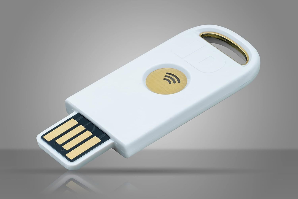 Identiv uTrust FIDO2 NFC+ Security Key USB-A Многофункциональный ключ безопасности с поддержкой FIDO2, PIV, TOTP/HOTP и NFC