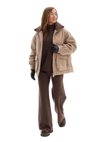 Бежевая куртка с накладными карманами