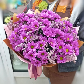 Букет из 9 кустовых хризантем сорта "BALLERINAS" с лимониумом