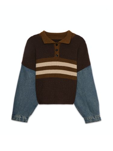 Коричневый джемпер с джинсовыми рукавами