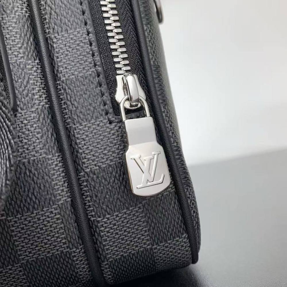 Сумка-мессенджер Louis Vuitton