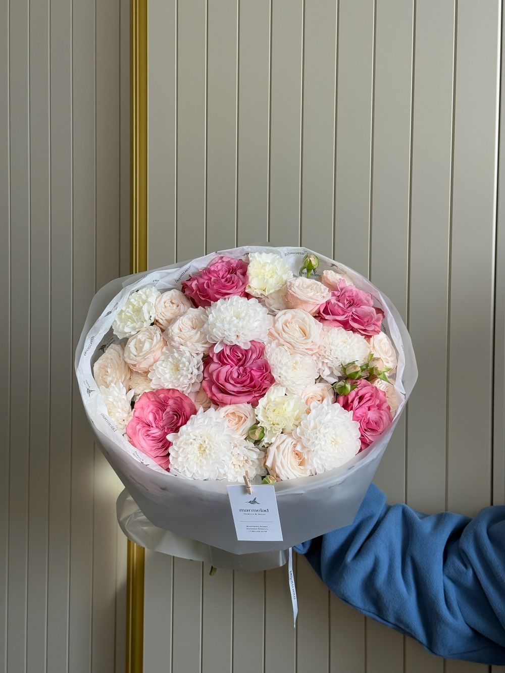 Букет из кустовых пионовидных роз, хризантемы, диантусов и одноголовых роз