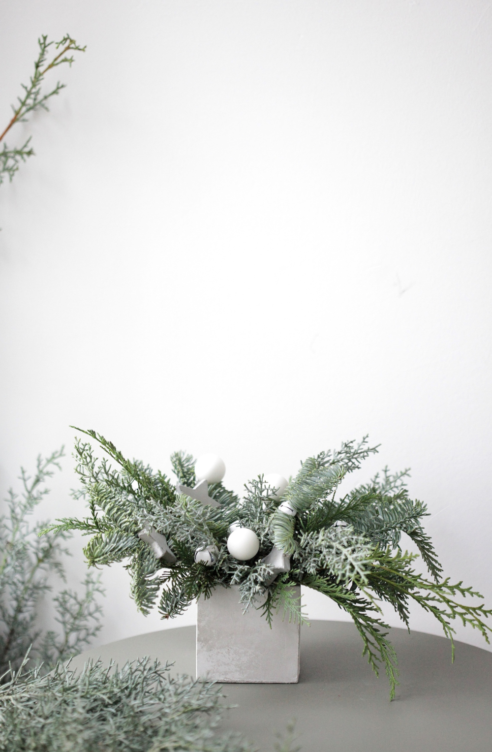 Новогодняя композиция в бетонном кашпо № 5