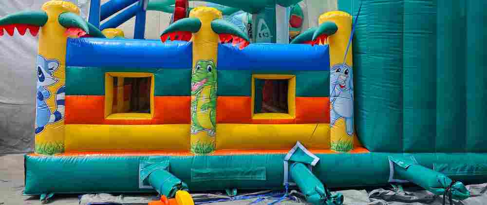 Коммерческий надувной батут «Змей Горыныч» с механизированной головой 13*8*7 м