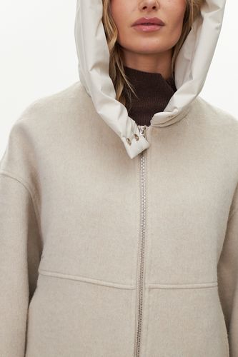 Бежевая куртка без утеплителя с объёмным капюшоном