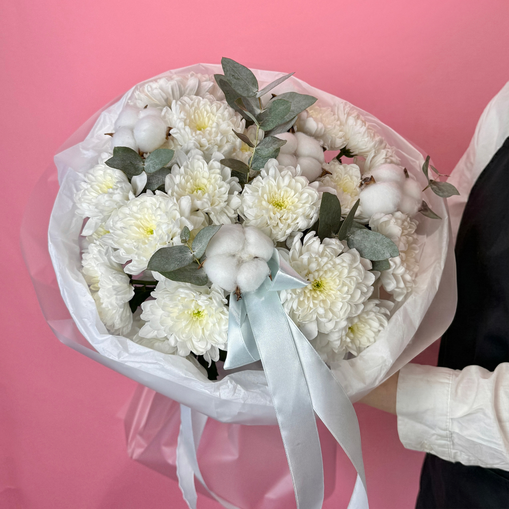 Круглый букет с кустовыми хризантемами и хлопком. Букет 1235