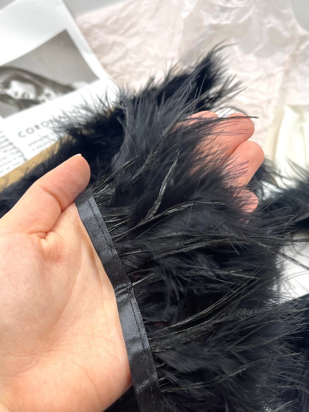 Черные перья на ленте марабу и страус