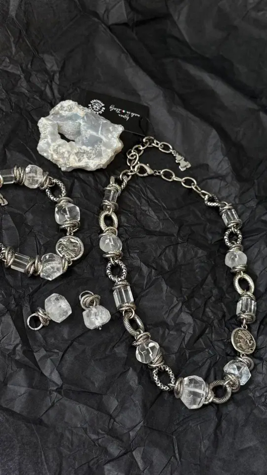 Колье цепь с горным хрусталем и монетой, оттенок черненое серебро