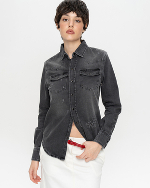 Черная джинсовая рубашка с потертостями