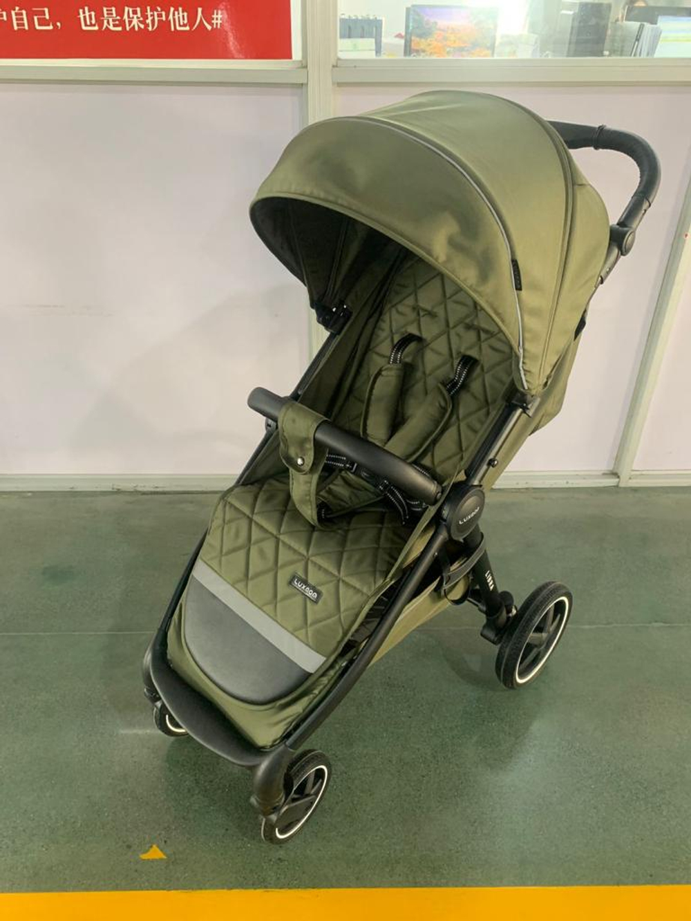 Прогулочная коляска Luxmom 730 ч/р