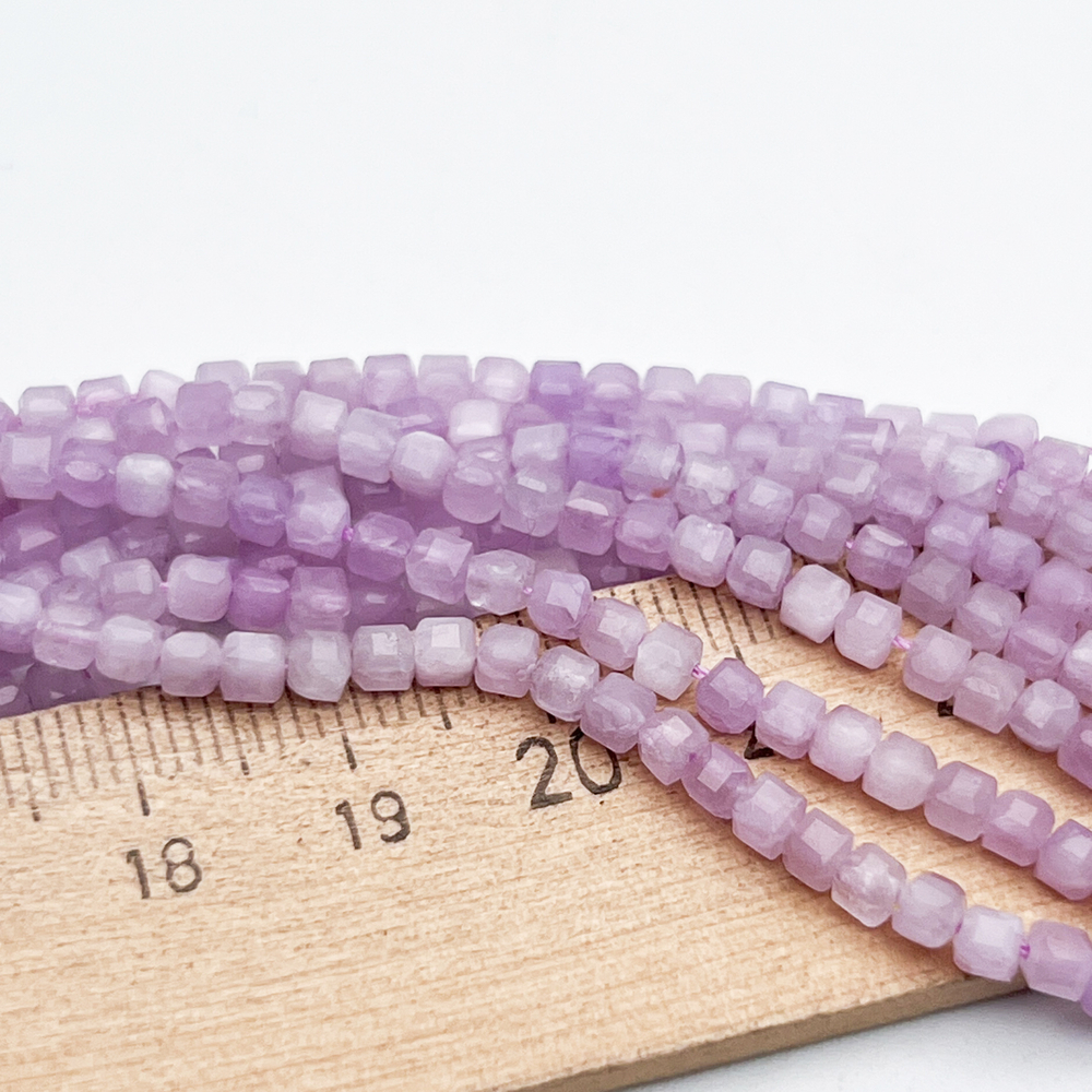Кунцит бусины, куб, размер около 3,2-3,4 мм, цена за отрезок 19 см (1/2 нити)