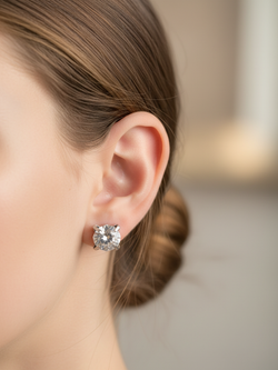 Серьги-гвоздики с прозрачным кристаллом 6 мм. Бижутерия