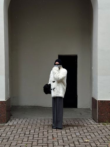 Удлиненная белая шуба-авиатор из овчины