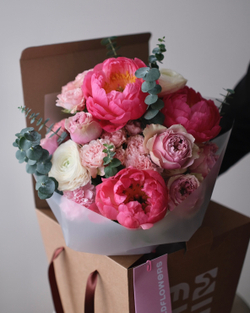 Букет с пионами, пионовидными розами Пинк Монстр и ранункулюсами