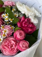 Букет сборный с кустовыми пионовидными розами,хризантемой и ромашкой