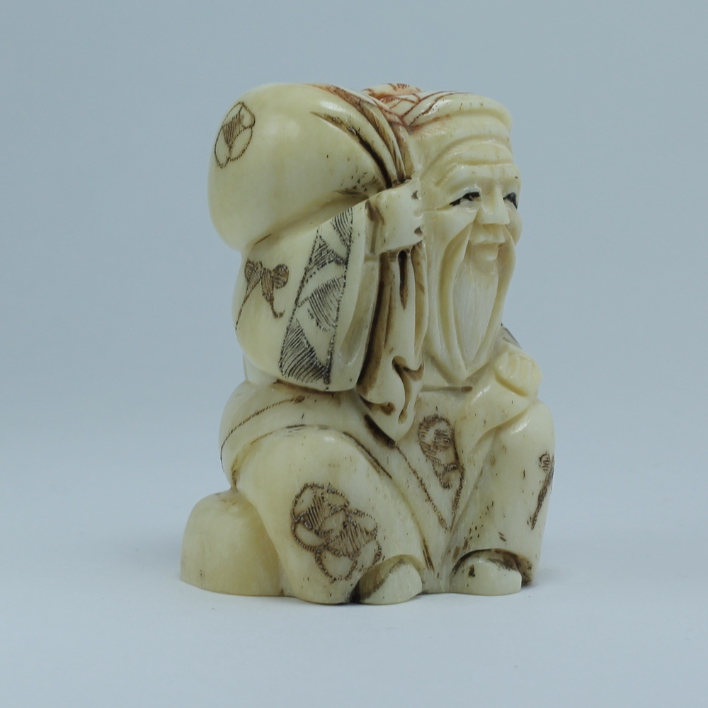 Нэцкэ Фукурокудзю с мешком риса на плече