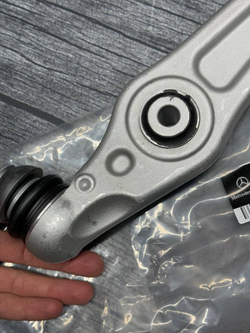 Рычаг поперечный Mercedes-Benz A2063305102