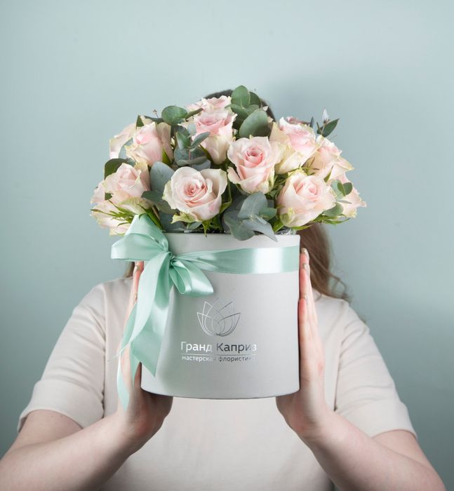 Композиция из 25 роз Атена Пинк с эвкалиптом