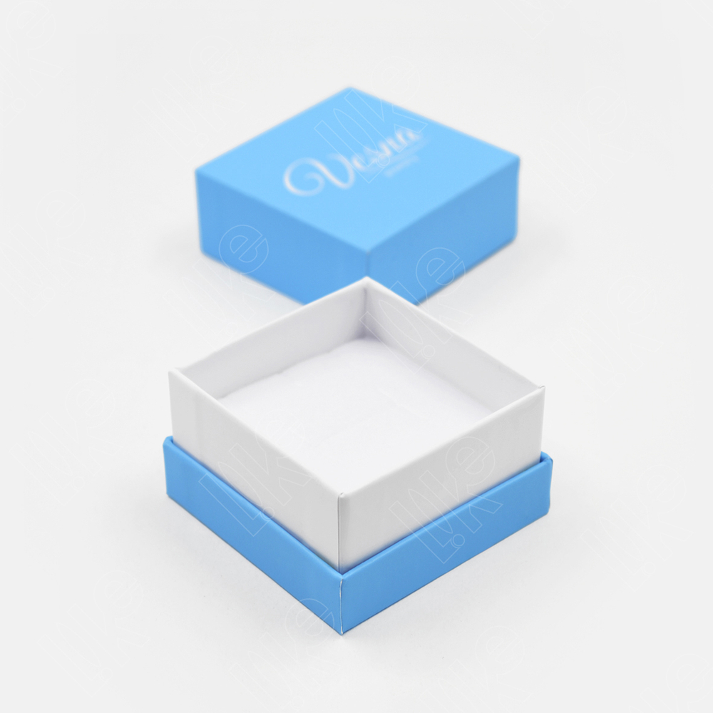 Картонный футляр 60x60x40 мм для ювелирных украшений.