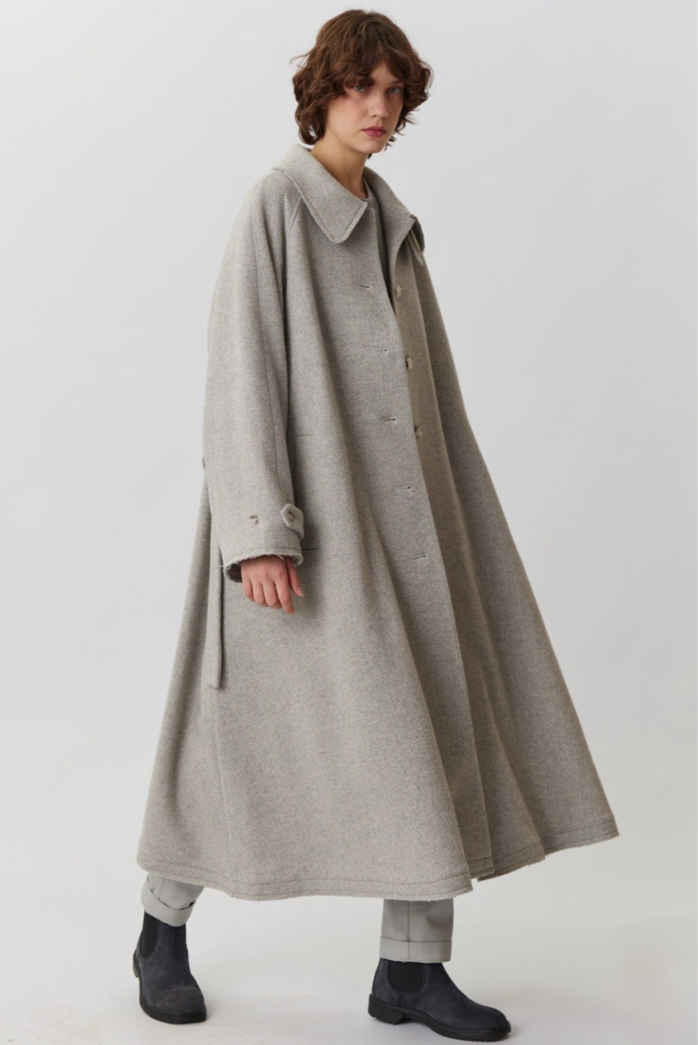 Объемное пальто светло-серого цвета в елочку