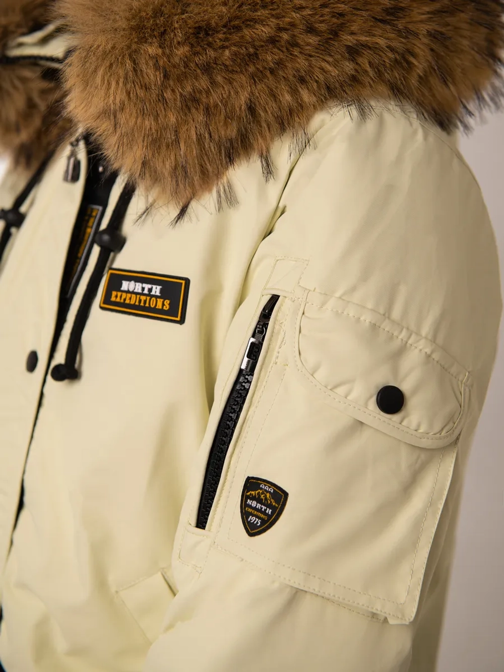 Куртка зимняя короткая с капюшоном