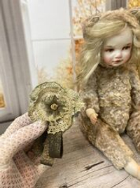 Авторская кукла и. брошь - лен (сплетена на коклюшках)