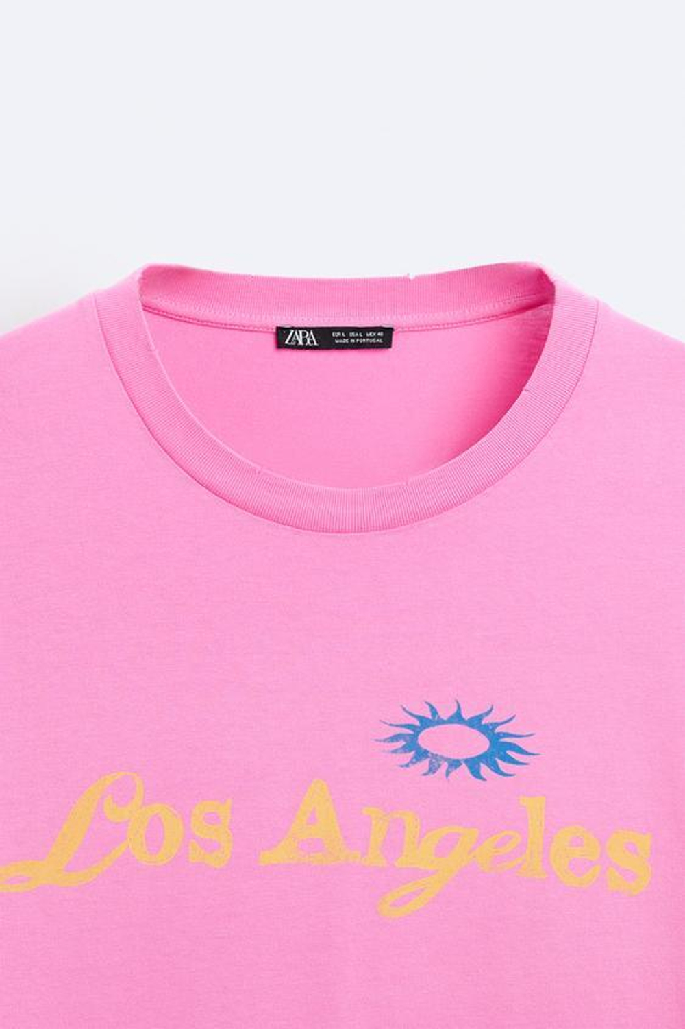 ZARA ФУТБОЛКА ИЗ ТКАНИ С ЭФФЕКТОМ ПОТЕРТОСТИ С ПРИНТОМ, НЕОНОВЫЙ РОЗОВЫЙ