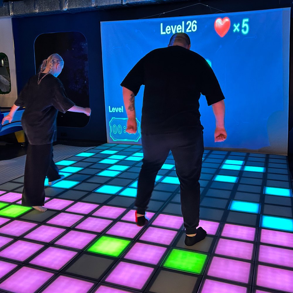 Интерактивный светодиодный пол с проектором «Арена Pixel Battle Plus» 187 шт