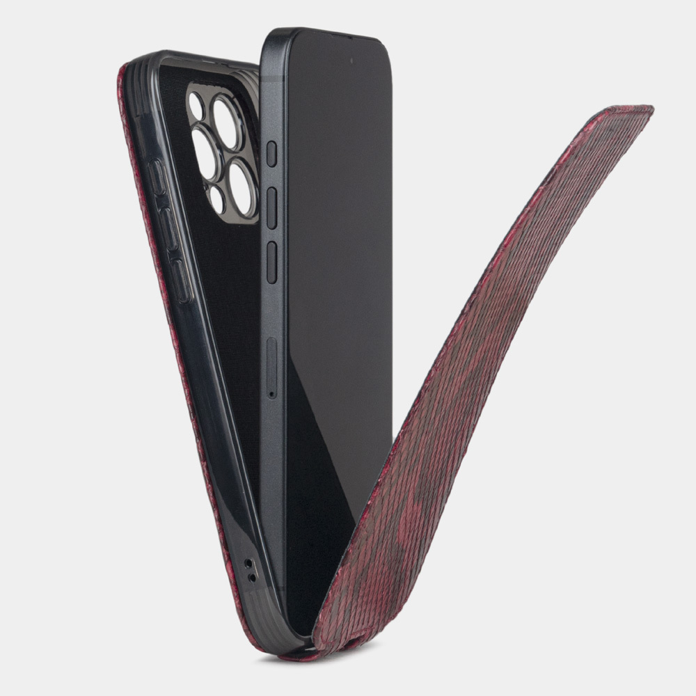 Чехол для iPhone 16 Pro кожаный, питон малинового цвета