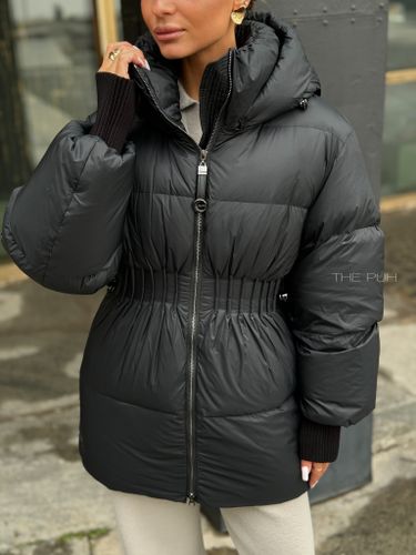 Черный приталенный пуховик с капюшоном